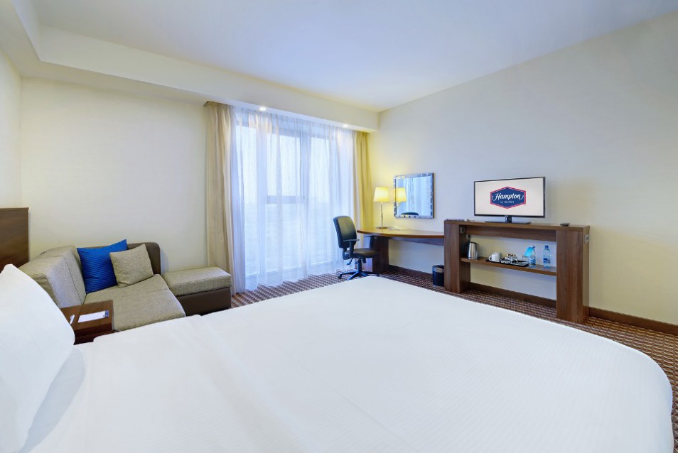 Номер с двуспальной кроватью Queen size и диваном-кроватью отеля Hampton by Hilton Volgograd Profsoyuznaya